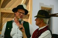Hopfenzupferfest-2022.08.14-73 Hubert Interview Blaskapelle
